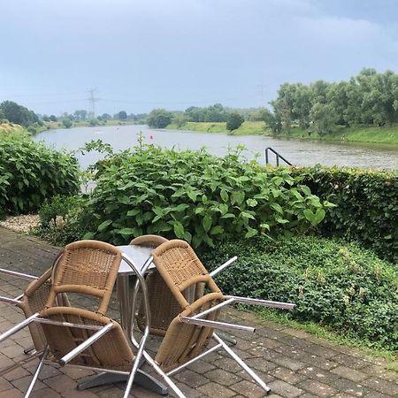 Thuiskomen, genieten aan het water Maaseik Buitenkant foto