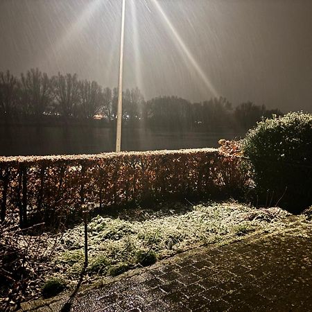 Thuiskomen, genieten aan het water Maaseik Buitenkant foto