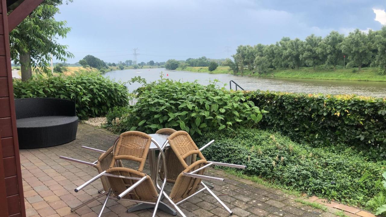 Thuiskomen, genieten aan het water Maaseik Buitenkant foto