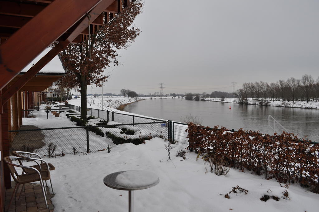Thuiskomen, genieten aan het water Maaseik Kamer foto