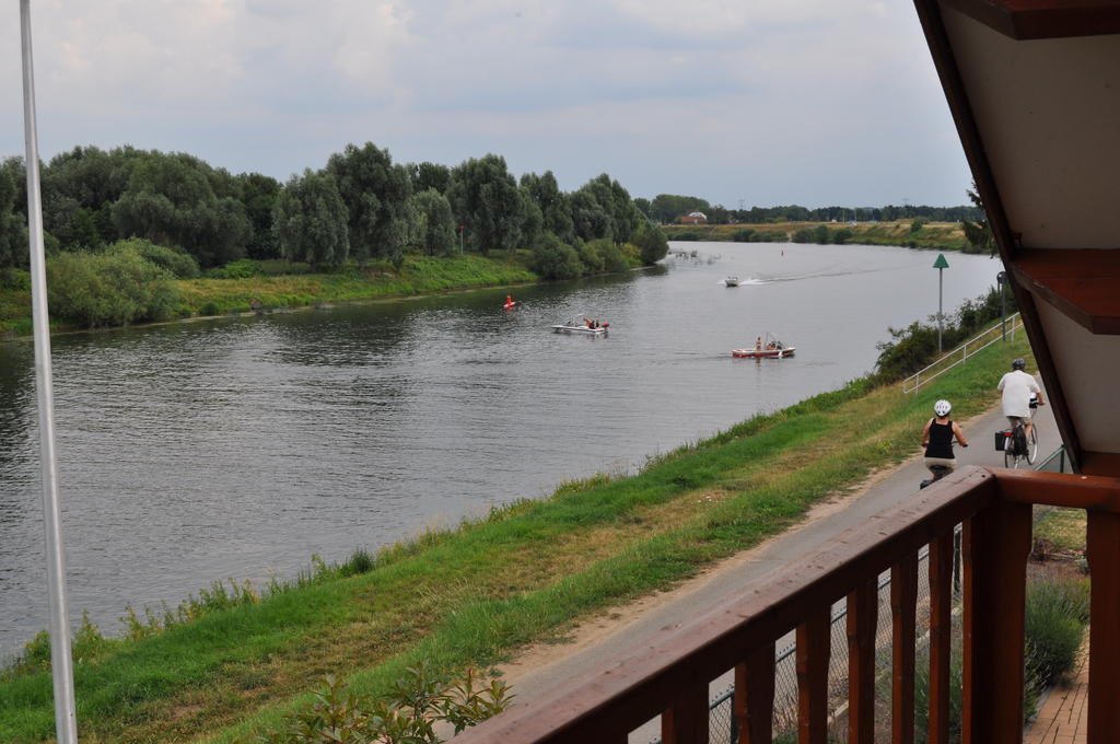 Thuiskomen, genieten aan het water Maaseik Kamer foto