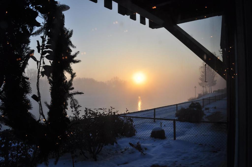 Thuiskomen, genieten aan het water Maaseik Buitenkant foto