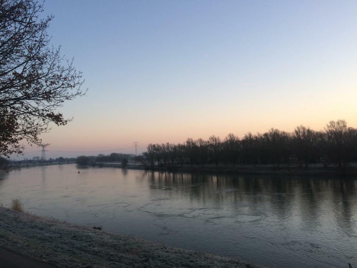 Thuiskomen, genieten aan het water Maaseik Buitenkant foto