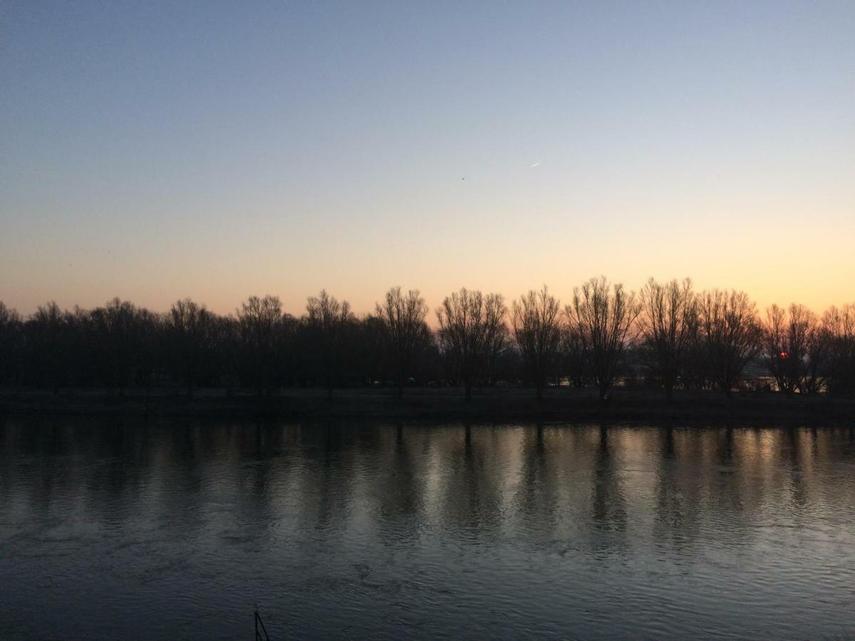 Thuiskomen, genieten aan het water Maaseik Buitenkant foto
